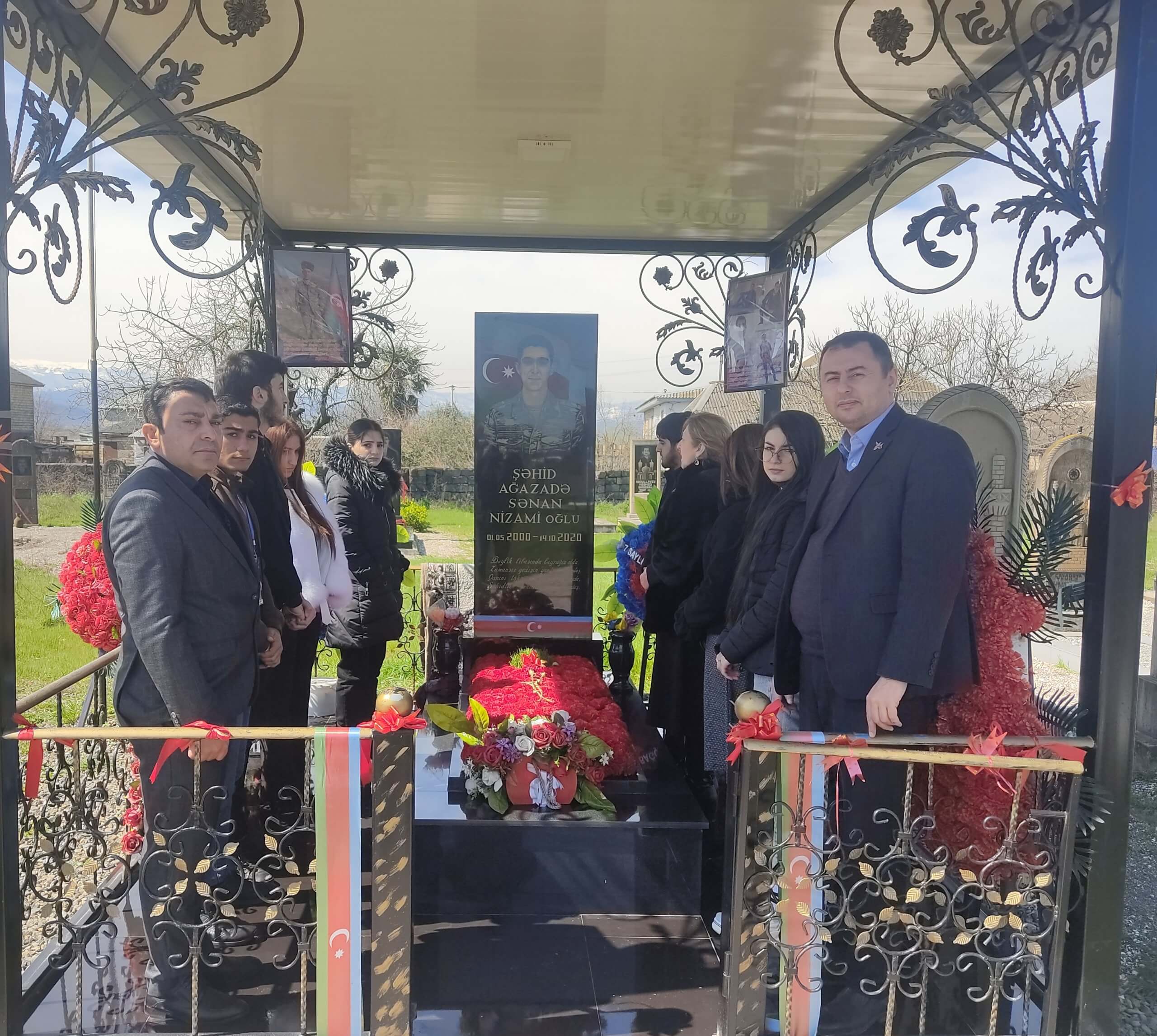 Kollecin müəllim və tələbələri Novruz bayramında Şəhidlər Xiyabanını ziyarət etdilər.